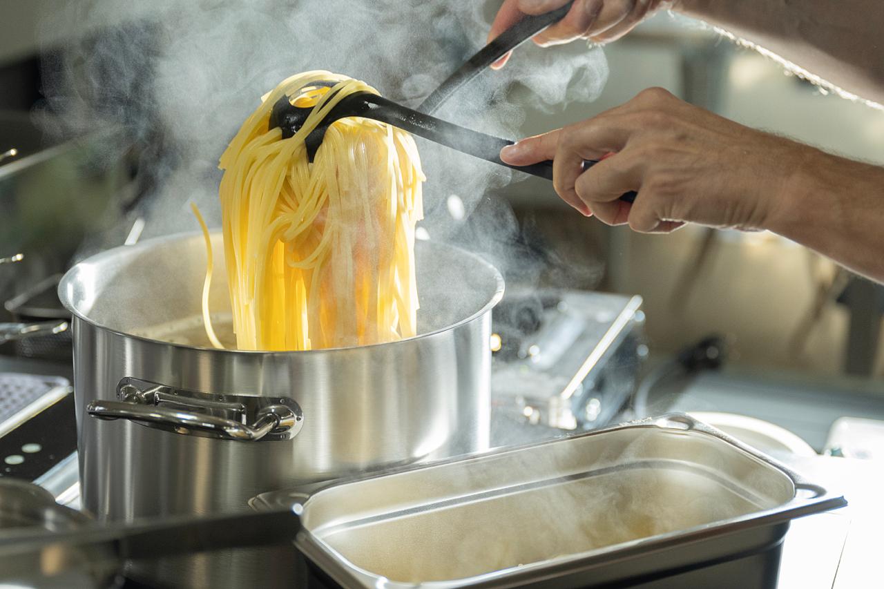 Frische Pasta wird abgeschöpft